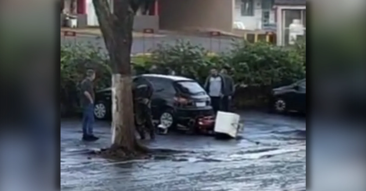 Atendimento do Siate a motociclista após acidente na Avenida Governador em Apucarana.