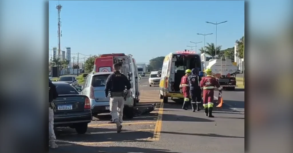 Acidente envolvendo dois carros na BR-369 em Arapongas com atendimento de equipes de resgate