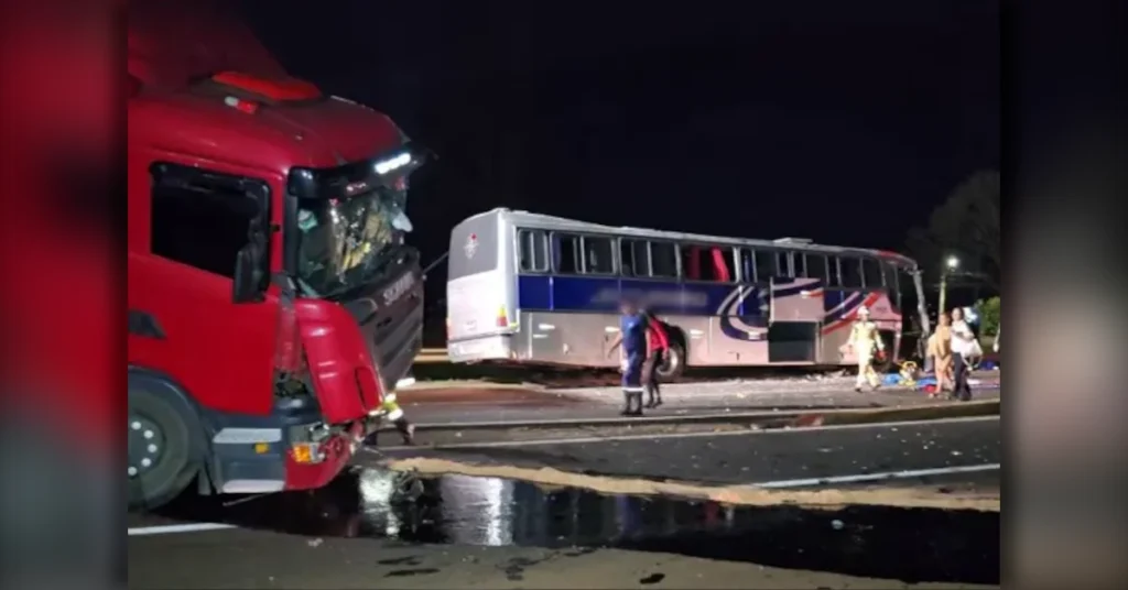 Acidente na BR-369 entre Rolândia e Arapongas envolvendo ônibus, caminhão e carros de passeio