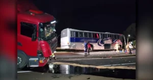 Acidente na BR-369 entre Rolândia e Arapongas envolvendo ônibus, caminhão e carros de passeio