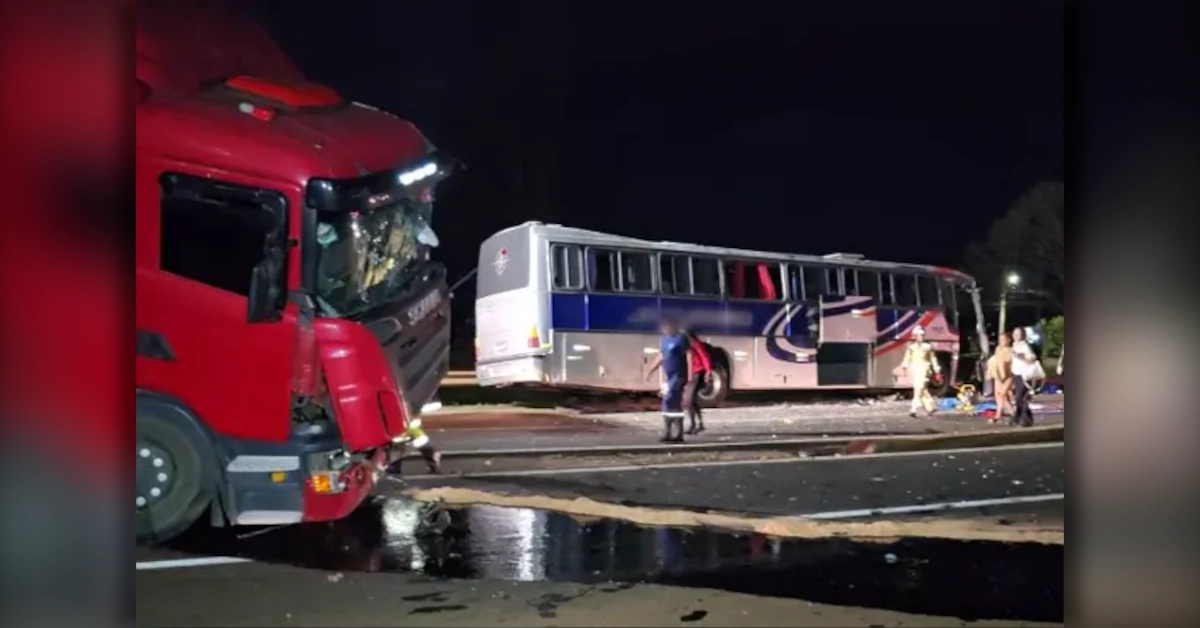 Acidente na BR-369 entre Rolândia e Arapongas envolvendo ônibus, caminhão e carros de passeio