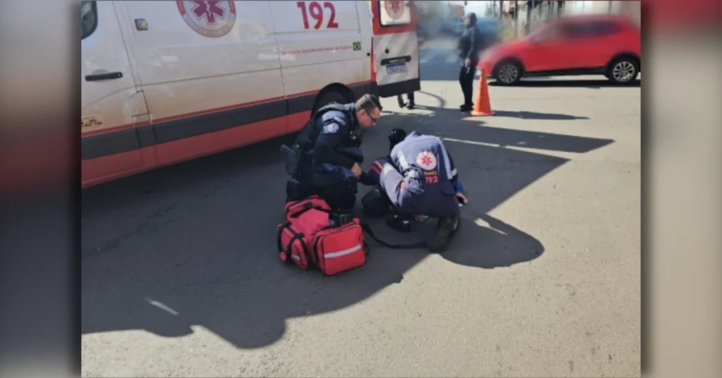 Equipes de resgate prestam socorro a vítimas de acidente no centro de Arapongas envolvendando moto e bicicleta.