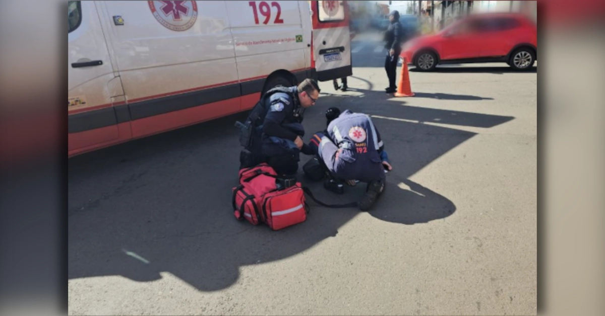 Equipes de resgate prestam socorro a vítimas de acidente no centro de Arapongas envolvendando moto e bicicleta.