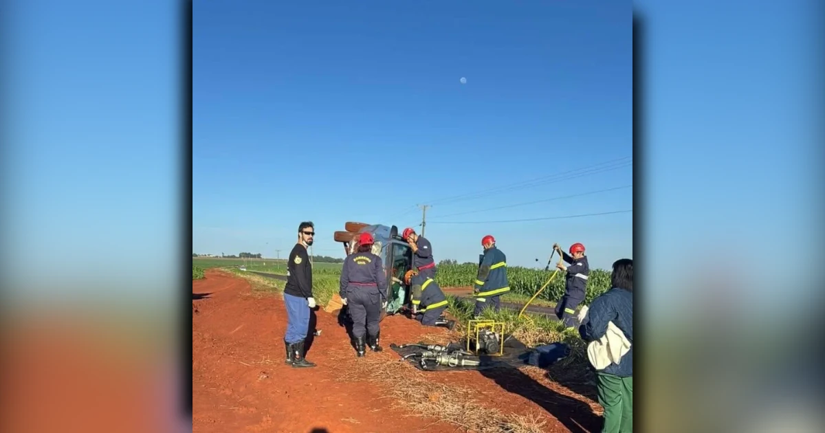 Veículo capotado às margens da rodovia após acidente na PR-218 entre Jaguapitã e Astorga.