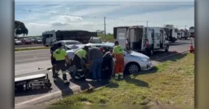 Acidente na PR-444 em Arapongas envolvendo um Toyota Corolla de Jardim Alegre e um Volkswagen Gol deixou duas vítimas fatais.