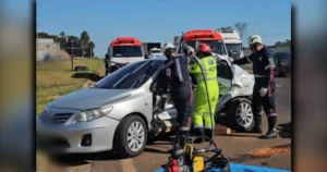 Movimentação de ambulâncias e viaturas policiais prestando socorro em colisão de carros no km 4 da rodovia acidente na PR-444 em Arapongas.