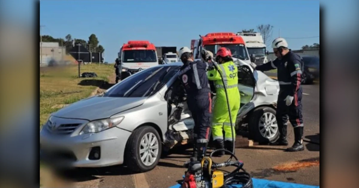 Movimentação de ambulâncias e viaturas policiais prestando socorro em colisão de carros no km 4 da rodovia acidente na PR-444 em Arapongas.