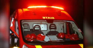 Ambulância do SIATE estacionada prestando atendimento a vítima de atropelamento em via pública de Arapongas.