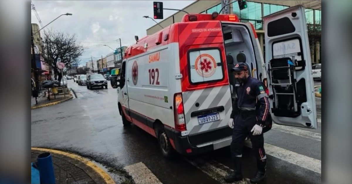 Equipe do SAMU atende idosa ferida após atropelamento no centro de Arapongas