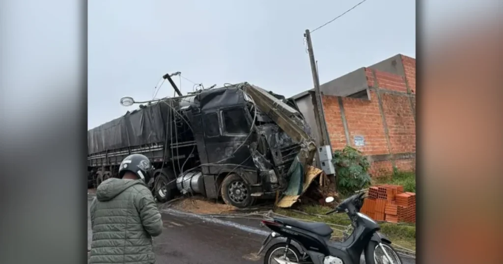 Carreta desgovernada em Arapongas atingiu postes, residências e veículos estacionados