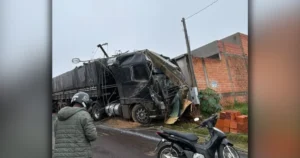 Carreta desgovernada em Arapongas atingiu postes, residências e veículos estacionados