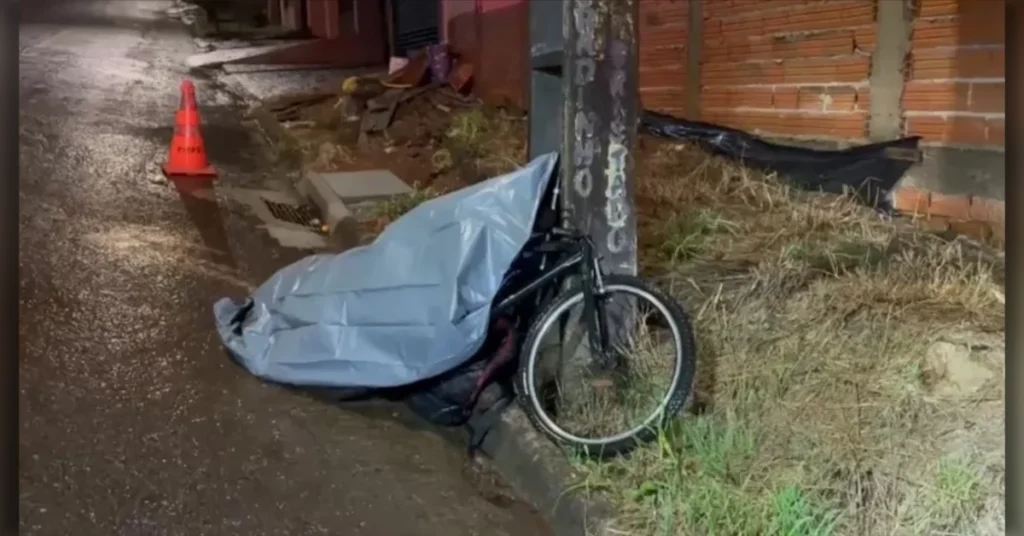 Local onde ciclista morreu após colidir contra poste no Jardim Santa Alice, em Arapongas