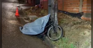Local onde ciclista morreu após colidir contra poste no Jardim Santa Alice, em Arapongas