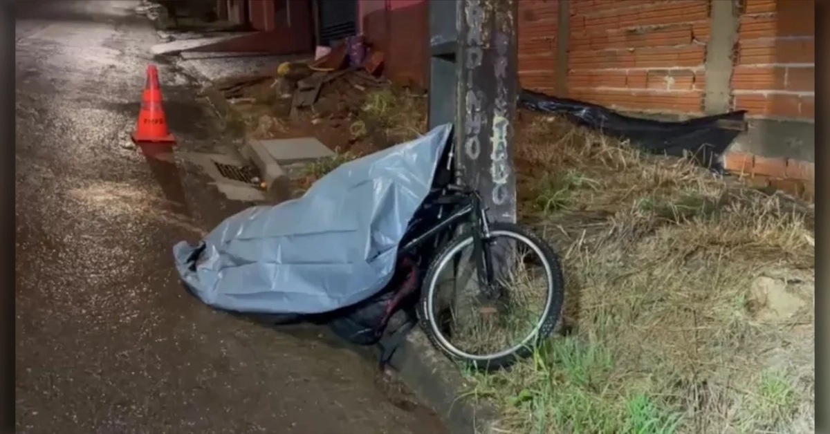 Local onde ciclista morreu após colidir contra poste no Jardim Santa Alice, em Arapongas