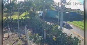 Colisão entre trem e caminhão registrada por câmera no Distrito do Pirapó em Apucarana