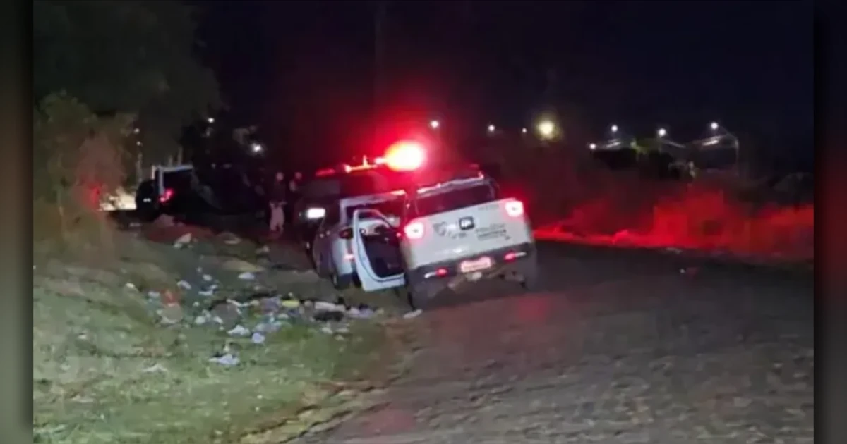 Viatura da Polícia Militar durante ocorrência de confronto policial em Cambé