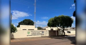Fachada do Módulo Policial com viatura estacionada, ilustrando o registro de golpe na internet em Sabáudia.