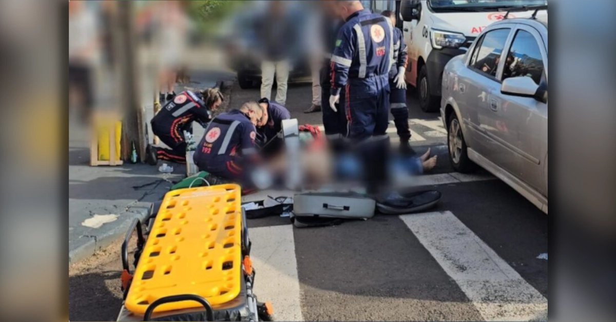 Socorristas do SAMU atendem local onde homem morreu em Arapongas após mal súbito na Rua Irerê