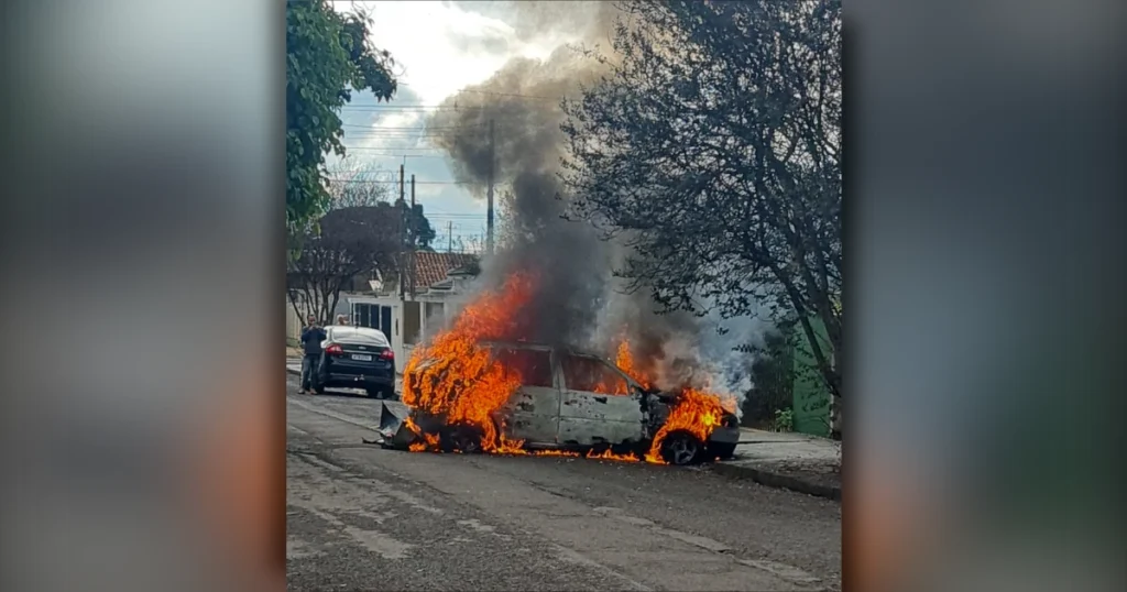 Veículo destruído por incêndio na Rua Mãe de Taoca, no Jardim Caravelle, em Arapongas