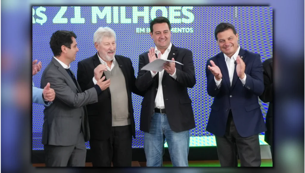 Investimentos para municípios do Paraná mostrando o governador Ratinho Junior durante reunião com prefeitos no Palácio Iguaçu.