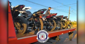 Motociclistas abordados pela Guarda Municipal durante fiscalização de trânsito em Arapongas