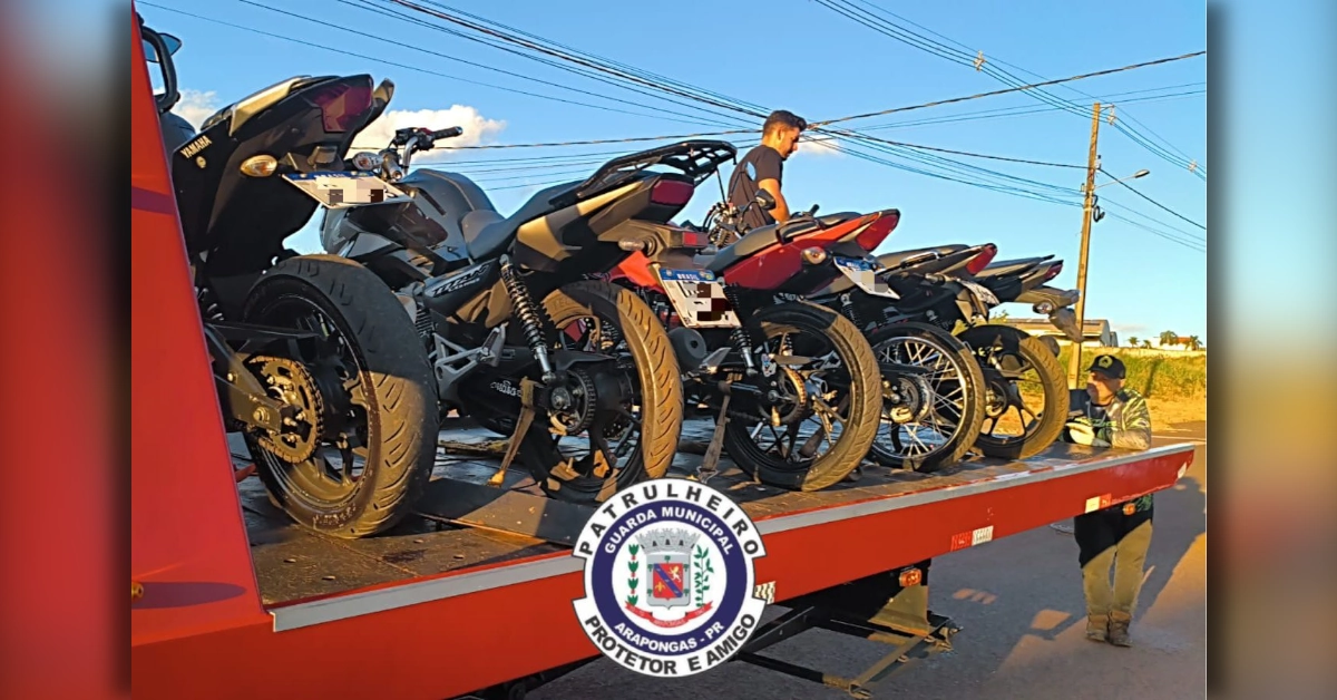 Motociclistas abordados pela Guarda Municipal durante fiscalização de trânsito em Arapongas