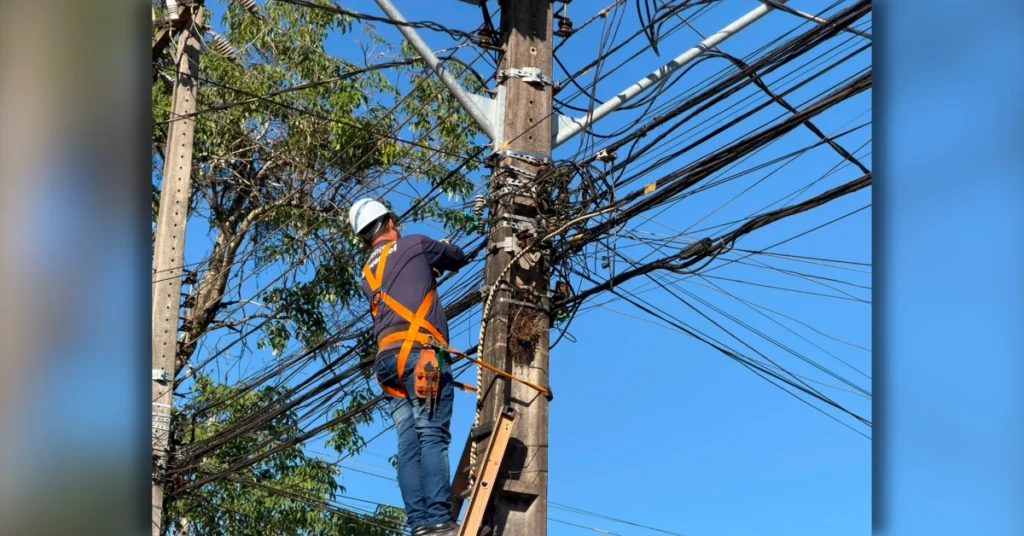 Equipes técnicas trabalhando na regularização de cabos em Arapongas na Avenida Maracanã.