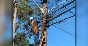 Equipes técnicas trabalhando na regularização de cabos em Arapongas na Avenida Maracanã.