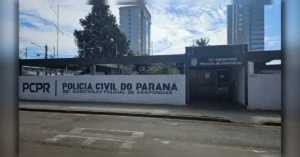 Policiais durante a Operação Cedro de Ouro que investiga golpe aplicado contra empresário de Arapongas