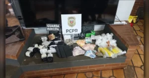 Entorpecentes e materiais apreendidos durante operação policial em Arapongas