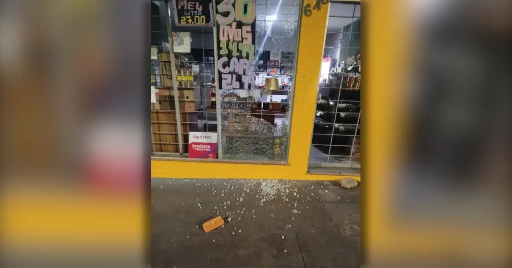 Tentativa de furto em Arapongas com vitrine quebrada por tijolo na Rua Beija Flor