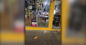 Tentativa de furto em Arapongas com vitrine quebrada por tijolo na Rua Beija Flor