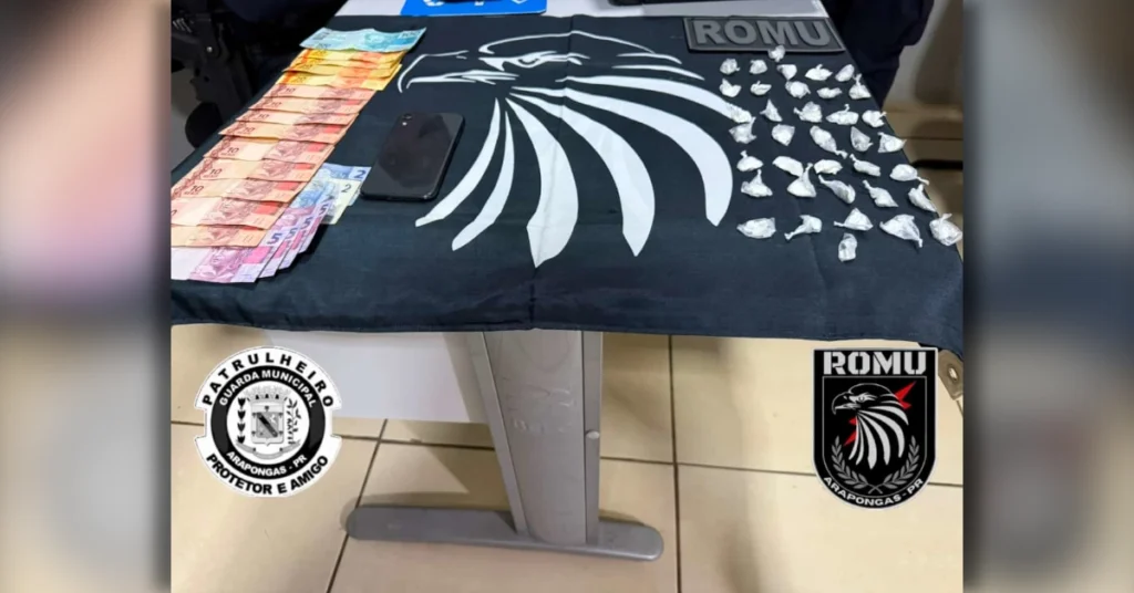 Equipe da ROMU apreendeu porções de cocaína e encaminhou um homem à Central Regional de Flagrantes após abordagem no Parque Siomara, em Arapongas.