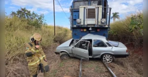 Acidente com trem em Califórnia PR envolvendo um Chevrolet Chevette em passagem de nível.