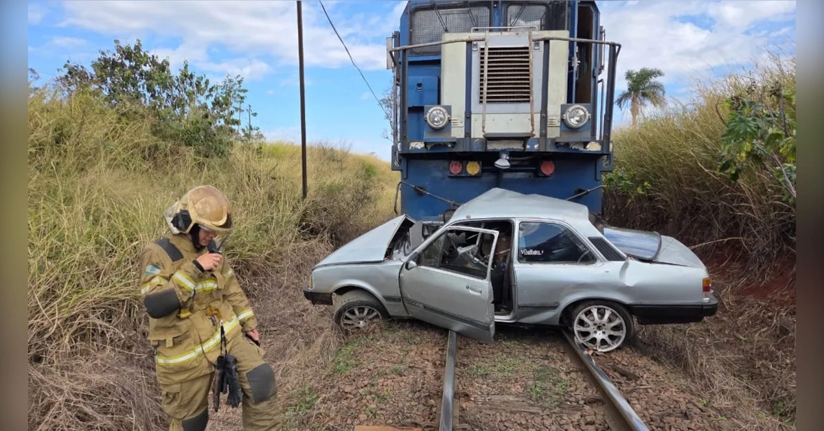 Acidente com trem em Califórnia PR envolvendo um Chevrolet Chevette em passagem de nível.