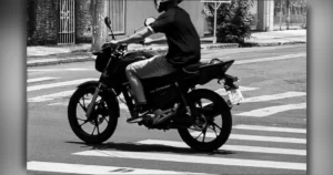 Polícia Militar atende ocorrência de assalto em Arapongas após motociclista agredir vítima e roubar mochila.