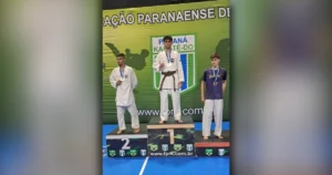 Atletas de Arapongas durante a terceira etapa do Campeonato Paranaense de Karatê em Paranaguá.
