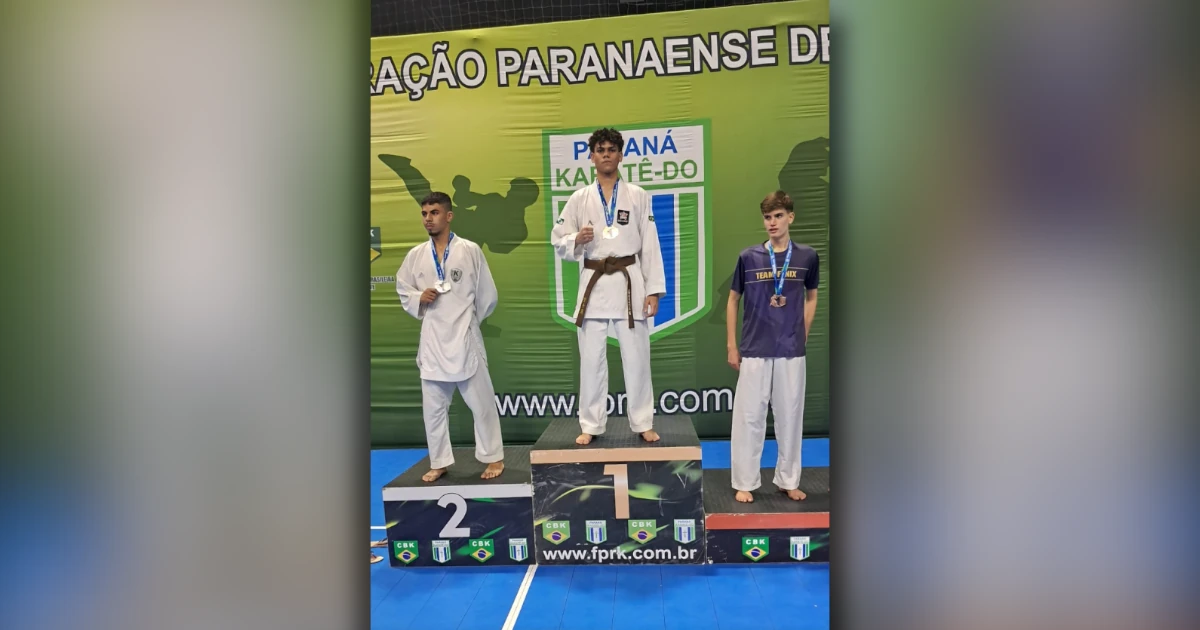 Atletas de Arapongas durante a terceira etapa do Campeonato Paranaense de Karatê em Paranaguá.