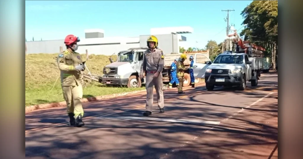 Caminhão que derrubou um poste na Avenida Jaboti após motorista sofrer mal súbito.