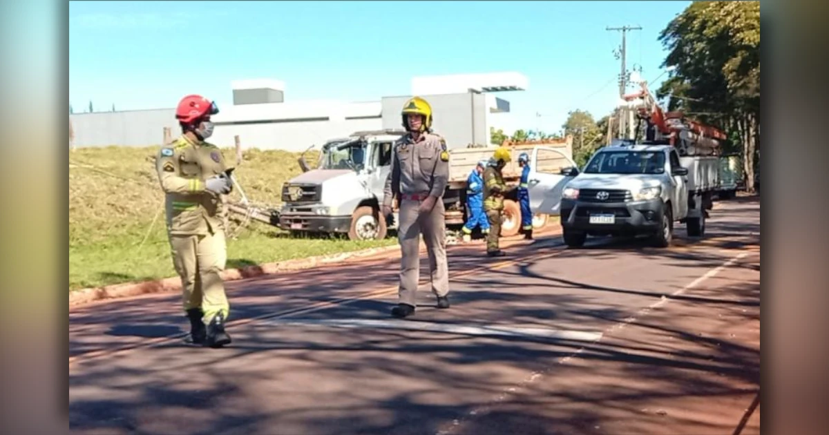 Caminhão que derrubou um poste na Avenida Jaboti após motorista sofrer mal súbito.
