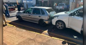 Engavetamento envolvendo quatro veículos na Avenida Munhoz da Rocha, em Apucarana.