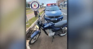 Moto apreendida em Arapongas com indícios de adulteração no motor e no chassi.