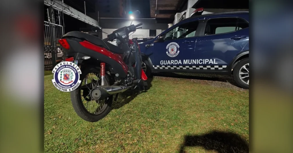 Moto furtada em Arapongas recuperada pela Polícia Militar após prisão de suspeito.
