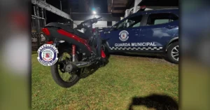 Moto furtada em Arapongas recuperada pela Polícia Militar após prisão de suspeito.