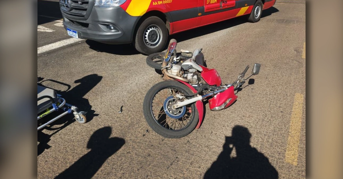 Motociclista ferido em Arapongas após colisão entre Volkswagen CrossFox e Honda CG 150 Titan.
