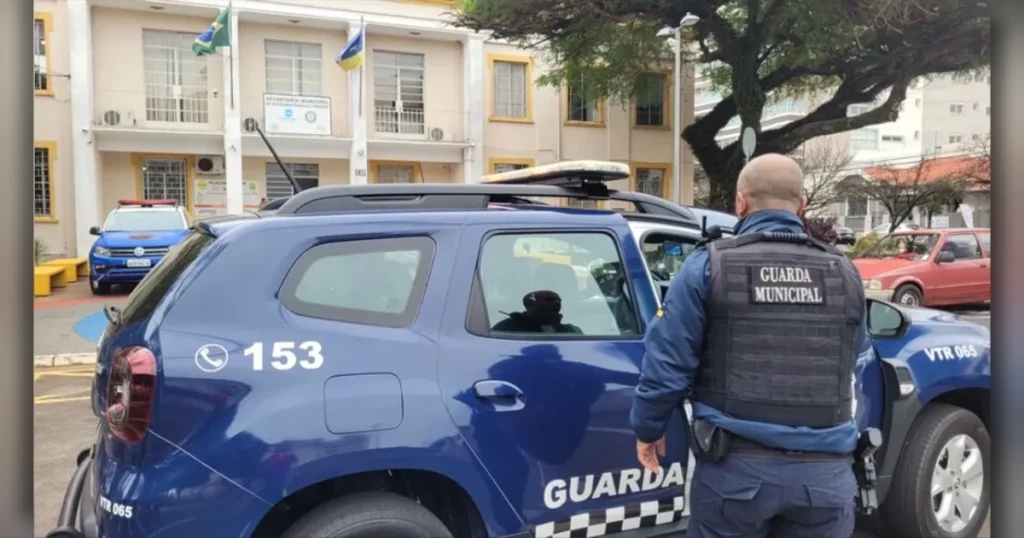Guarda Municipal aborda motorista preso por embriaguez após perseguição em Arapongas.
