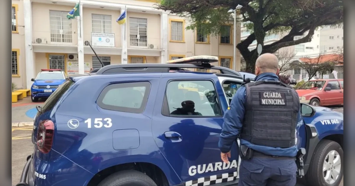 Guarda Municipal aborda motorista preso por embriaguez após perseguição em Arapongas.