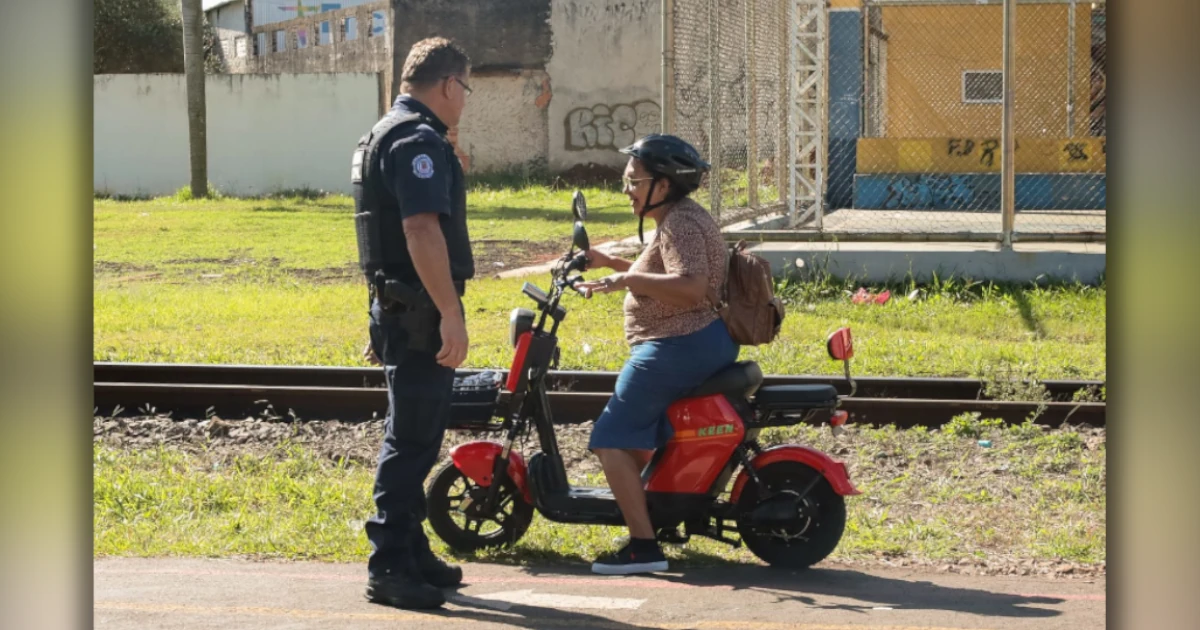 Guarda Municipal orienta usuários de patinetes e scooters elétricas durante fiscalização em Arapongas.