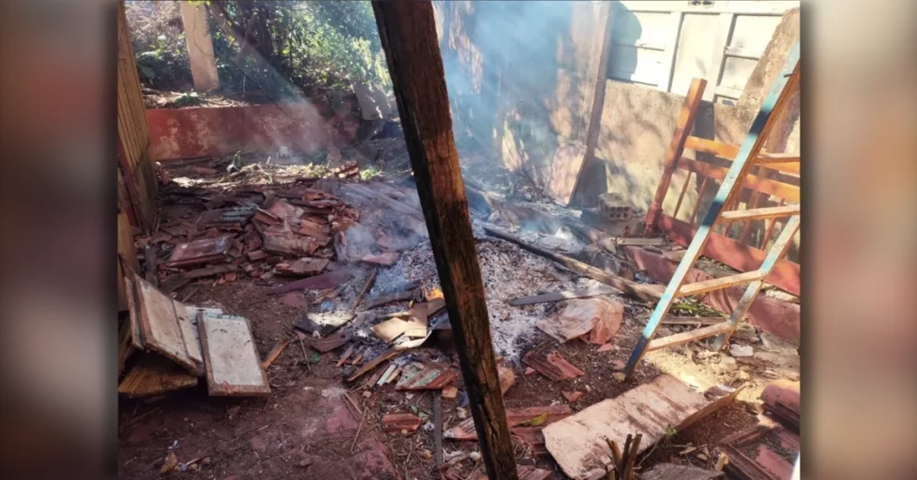 Fumaça de queimada em demolição no Jardim Bandeirantes em Arapongas