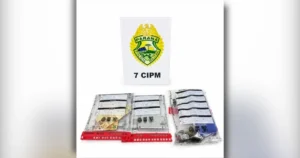 Porções de maconha e haxixe apreendidas pela polícia durante flagrante de tráfico de drogas em Arapongas.